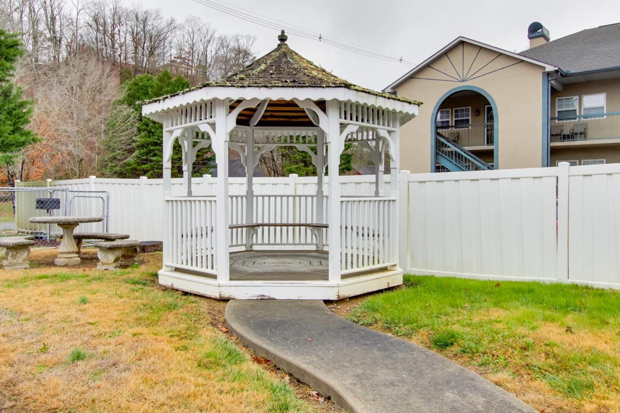 Parkway Condo About Walk To Island In Pigeon Forge! Exterior photo
